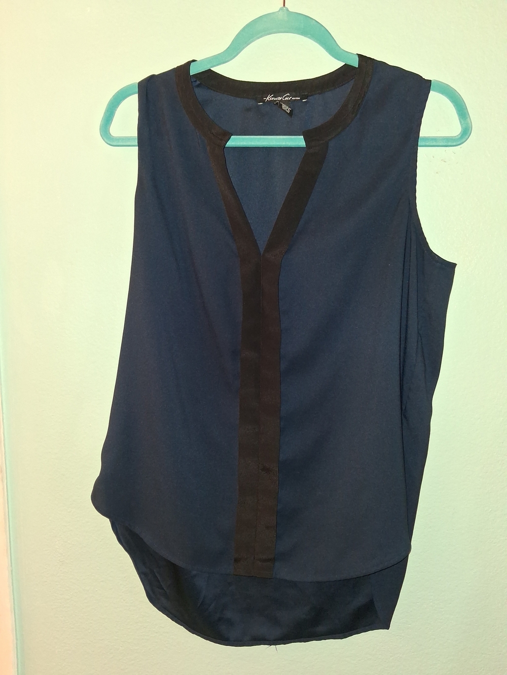 Kenneth Cole New York Navy/Black Sleeveless V-Neck Colorblock Blouse | Size M